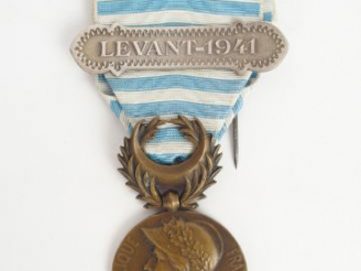 Vente aux enchères Médaille du levant, barrettes  «  LEVANT 1941 » argent. Ruban bleu à r