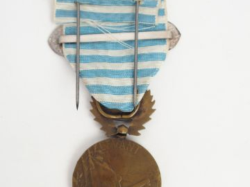 Médaille du levant, barrettes  «  LEVANT 1941 » argent. Ruban bleu à r
