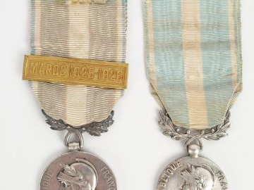 Lot de décorations françaises. . Médailles coloniales, les 2 avec ruba