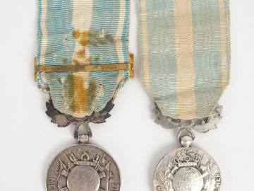 Lot de décorations françaises. . Médailles coloniales, les 2 avec ruba