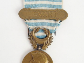 Vente aux enchères Médaille du levant, barrettes  «  LEVANT »  bronze. Ruban bleu à rayur