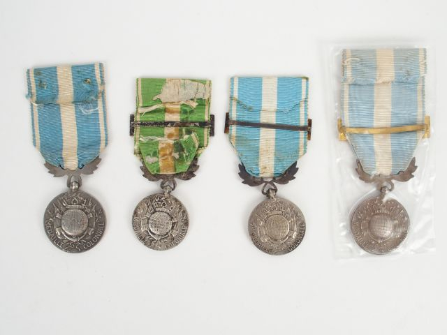 Lot de décorations françaises. Médailles coloniales, les 4 avec rubans