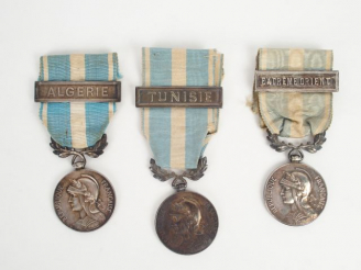 Vente aux enchères Lot de décorations françaises. Médailles coloniales, les 3 avec rubans