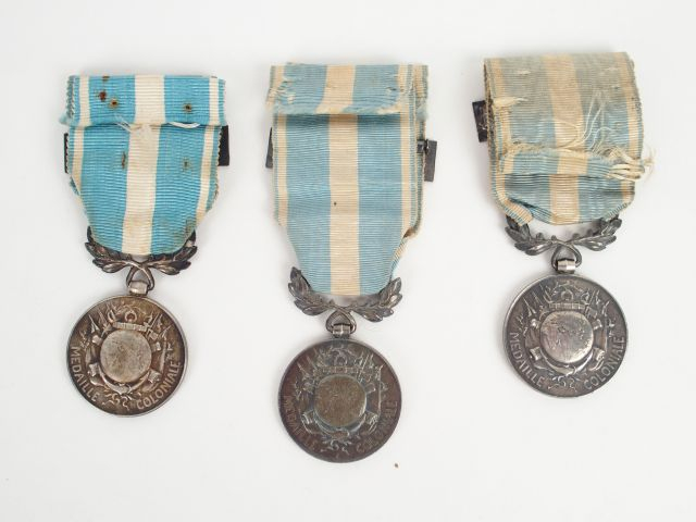 Lot de décorations françaises. Médailles coloniales, les 3 avec rubans