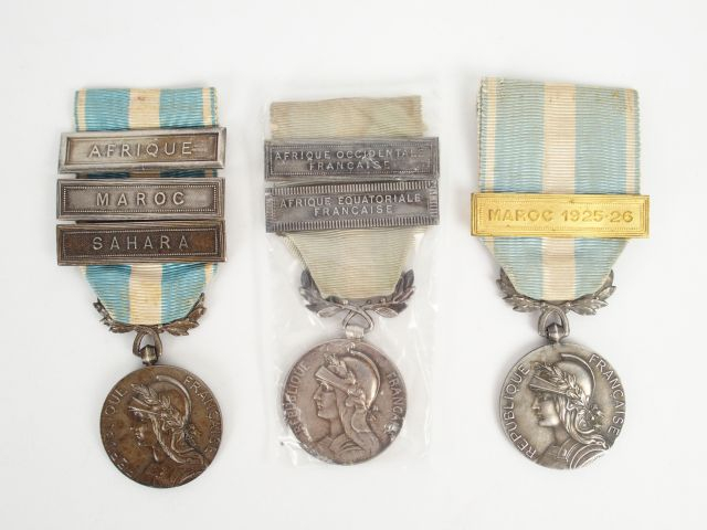 Lot de décorations françaises. Médailles coloniales, les 3 avec rubans