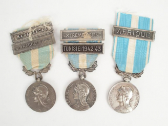 Vente aux enchères Lot de décorations françaises. Médailles coloniales, les 3 avec rubans