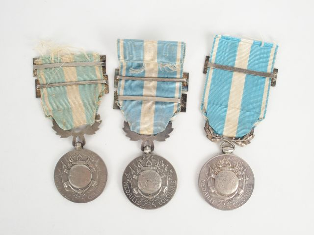 Lot de décorations françaises. Médailles coloniales, les 3 avec rubans