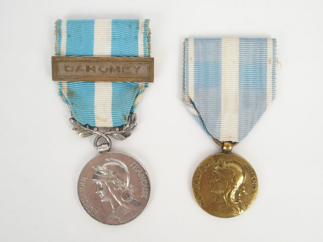 Lot de décorations françaises. Médailles coloniales, les 2 avec rubans