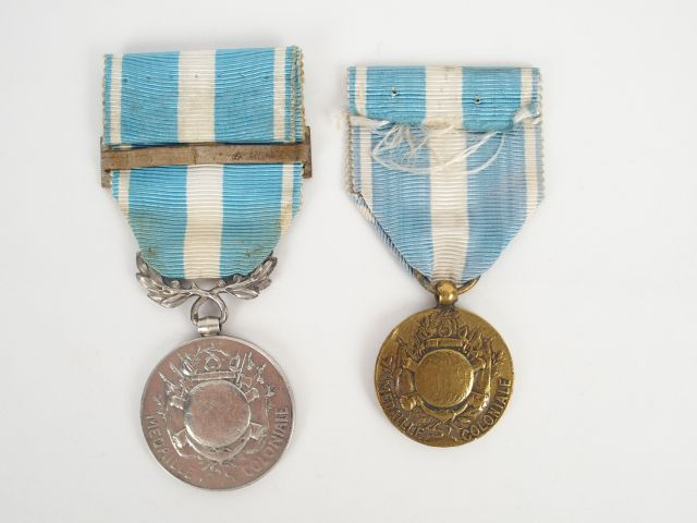 Lot de décorations françaises. Médailles coloniales, les 2 avec rubans