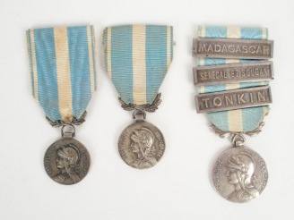 Vente aux enchères Lot de décorations françaises. Médailles coloniales, les 2 avec rubans