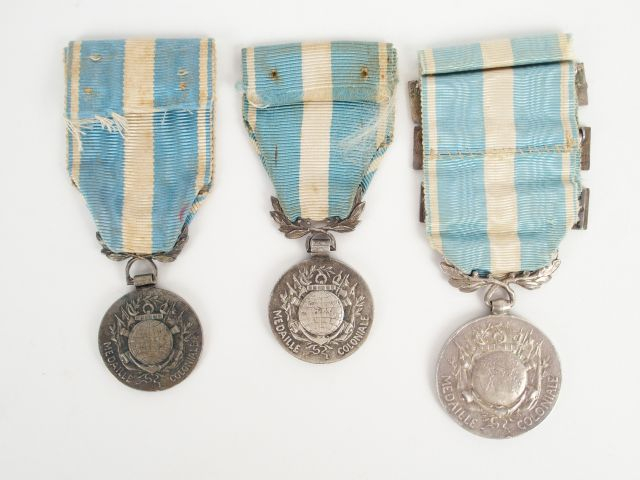 Lot de décorations françaises. Médailles coloniales, les 2 avec rubans