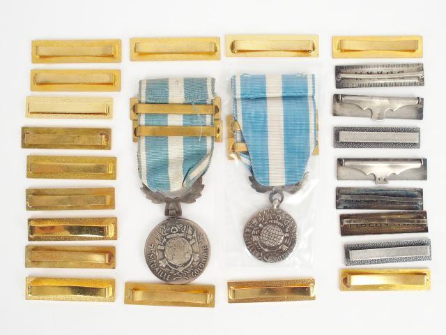 Lot de décorations françaises : Deux médailles coloniales modernes, av