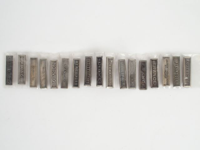 Lot de 17 barrettes argentées de médailles coloniales françaises, ense