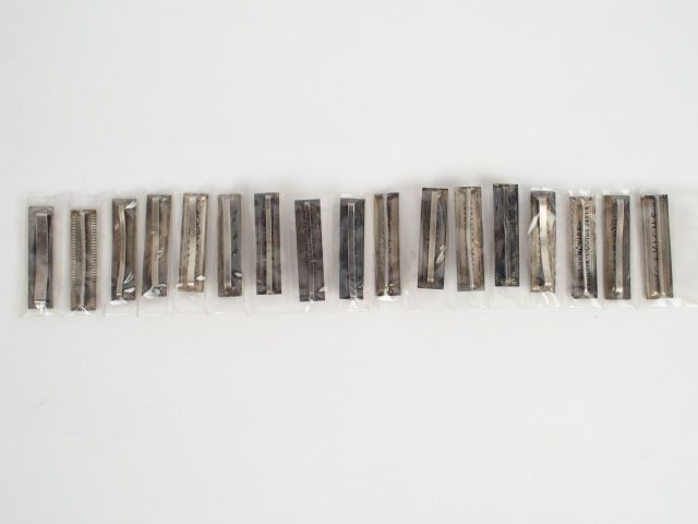 Lot de 17 barrettes argentées de médailles coloniales françaises, ense