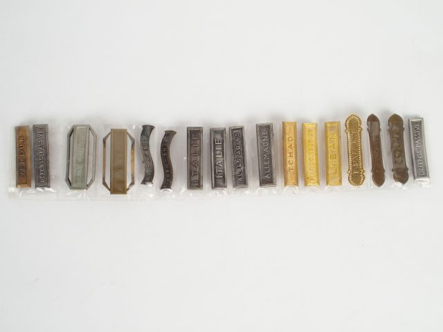 Lot de 17 barrettes de décorations françaises diverses. 1