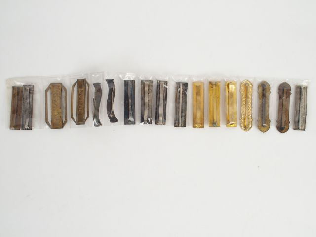 Lot de 17 barrettes de décorations françaises diverses. 1