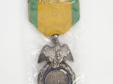 Médaille militaire second empire aigle aux ailes détachées, tête de l’