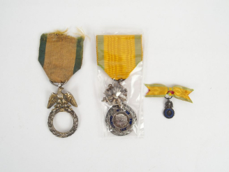 Vente aux enchères Lot de décorations françaises autour du thème de la médaille militaire