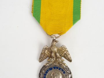 Médaille militaire second empire aigle doré aux ailes détachées, tête 