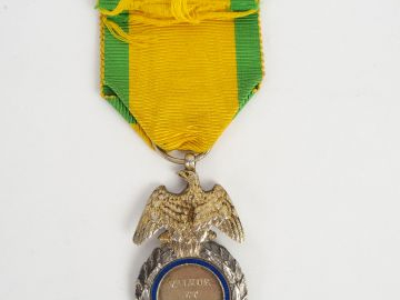 Médaille militaire second empire aigle doré aux ailes détachées, tête 