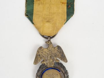 Médaille militaire second empire aigle doré aux ailes détachées, tête 