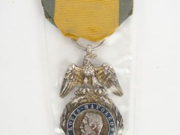 Médaille militaire second empire aigle doré aux ailes détachées, tête 