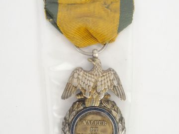 Médaille militaire second empire aigle doré aux ailes détachées, tête 