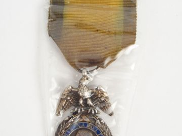 Médaille militaire second empire aigle doré aux ailes détachées, tête 