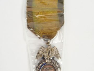 Médaille militaire second empire aigle doré aux ailes détachées, tête 