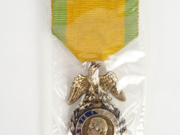 Médaille militaire second empire aigle doré aux ailes détachées, tête 