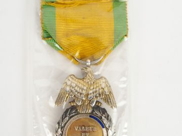 Médaille militaire second empire aigle doré aux ailes détachées, tête 