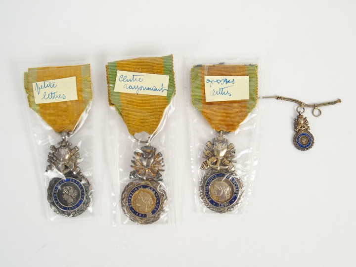 Lot de décorations françaises se composant de trois variantes de la mé