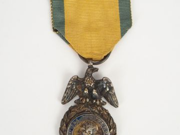 Médaille militaire second empire aigle doré aux ailes détachées, tête 