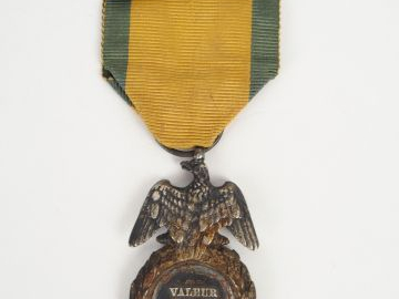 Médaille militaire second empire aigle doré aux ailes détachées, tête 