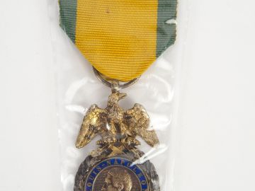 Médaille militaire second empire aigle doré aux ailes détachées, tête 