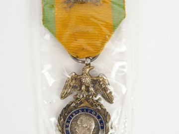 Médaille militaire second empire aigle doré aux ailes détachées, tête 