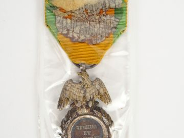 Médaille militaire second empire aigle doré aux ailes détachées, tête 