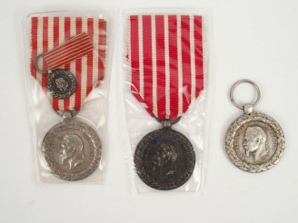 Vente aux enchères Lot de décorations françaises commémoratives de l’expédition d'Italie 
