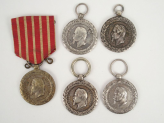 Vente aux enchères Lot de décorations françaises commémoratives de l’expédition d'Italie 