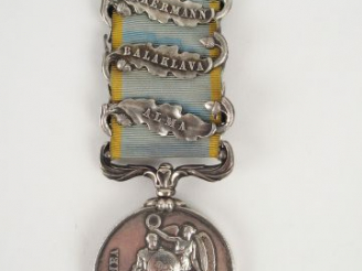 Vente aux enchères Médaille anglaise dite de Crimée avers profil de la reine Victoria cou