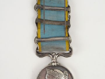 Médaille anglaise dite de Crimée avers profil de la reine Victoria cou