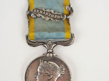 Médaille anglaise dite de Crimée attribuée à un français. Avers profil