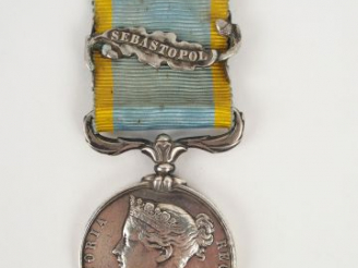 Vente aux enchères Médaille anglaise dite de Crimée attribuée à un français. Avers profil