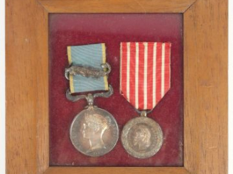 Vente aux enchères Cadre contenant deux décorations relatives à un ancien combattant du s