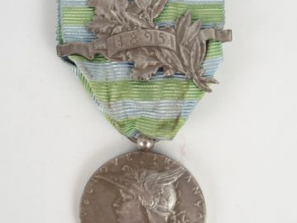 Vente aux enchères Médaille en argent commémorative de l'expédition à "MADAGASCAR", ruban