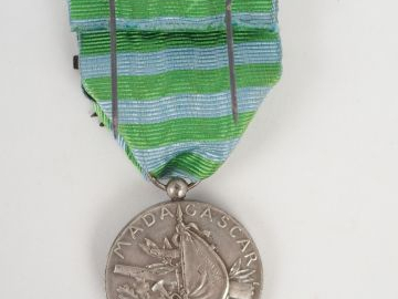 Médaille en argent commémorative de l'expédition à "MADAGASCAR", ruban