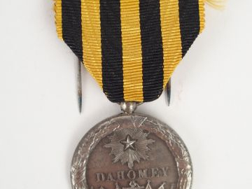 Médaille en argent commémorative de l'expédition au "DAHOMEY", ruban  