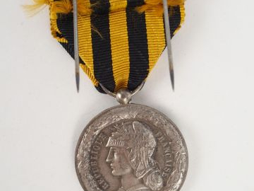 Médaille en argent commémorative de l'expédition au "DAHOMEY", ruban  