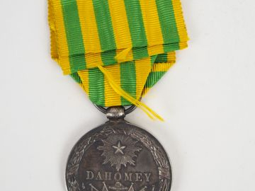Médaille en argent commémorative de l'expédition au "DAHOMEY" avec un 