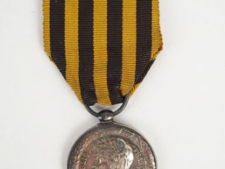 Vente aux enchères Médaille en argent commémorative de l'expédition au "DAHOMEY", ruban  
